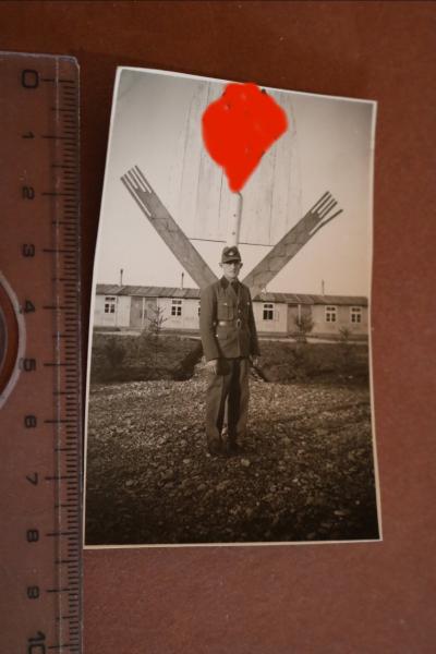 Portrait eines R.A.D. Mannes vor großen HK-Schild - Vilshofen ?